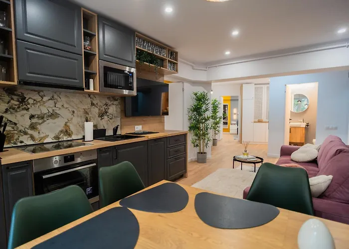 Urban Pearl - Old Town - Unique 4Br/3Ba Apartment