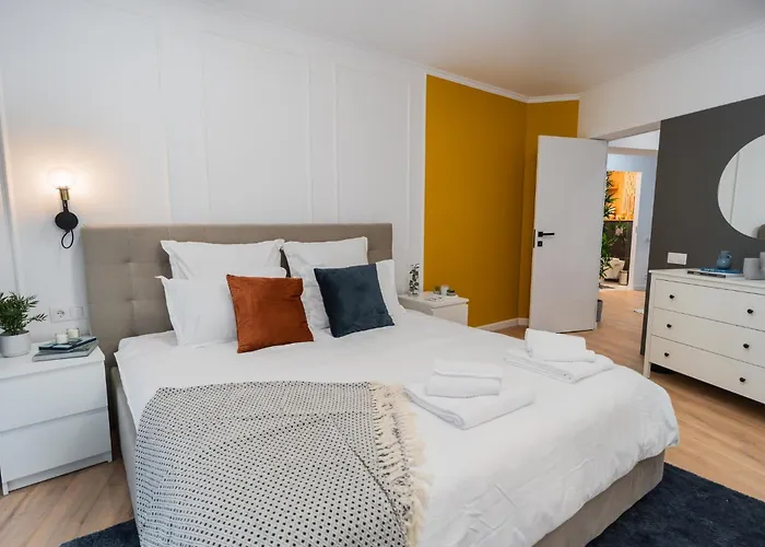 Urban Pearl - Old Town - Unique 4Br/3Ba Apartment